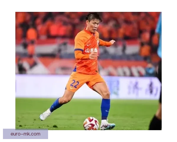 李源一在国足中场拼尽全力成为防守屏障为球队注入活力